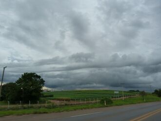 Depois de alguns dias de céu limpo, a quarta-feira amanhece nublada e pode apresentar pancadas de chuva e trovoadas durante todo o dia