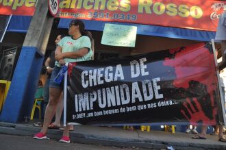 Protesto no bairro onde ocorreu o crime teve a presença de mais de 200 pessoas