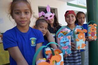 Jenifer, Luiz Gustavo, Maria Eduarda, Jonatan e Jéssica com seus presentes de Páscoa.