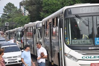 Ato, em frente ao fórum, reuniu cerca de 500 trabalhadores da categoria