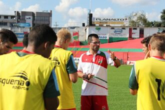 Júlio César Nunes orienta a equipe Juvenil