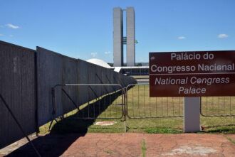 Com a votação do pedido de impeachment da presidente Dilma Rousseff no domingo, governo do DF instalou muro de um quilômetro para separar manifestantes pró e contra o parecer na votação da Câmara