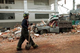 Um terremoto de 7,8 graus de magnitude na escala Richter atingiu o litoral norte do Equador e abalou a estrutura de vários edifícios