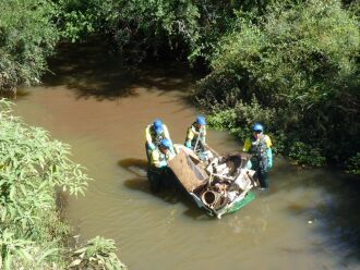 Trabalho permanente de monitoramento e limpeza do Rio Passo Fundo é feito desde março de 2014