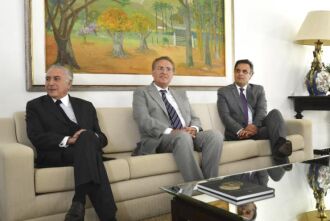 Brasília - O presidente do Senado, Renan Calheiros, recebe o vice-presidente da República, Michel Temer, e o senador Aécio Neves