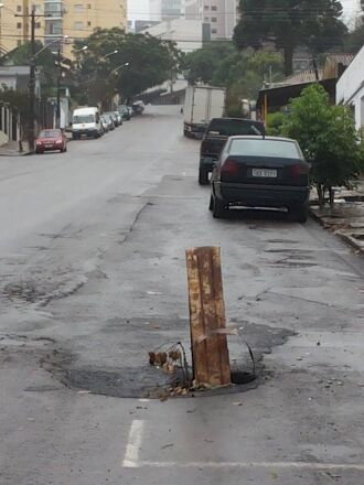 Buracos surgem frequentemente na rua Coronel Chicuta