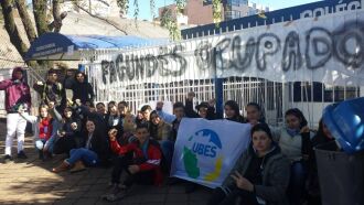 Escola Fagundes dos Reis e outras quatro escolas estão ocupadas por alunos