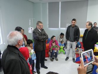 Marquinho autografou bola para as crianças