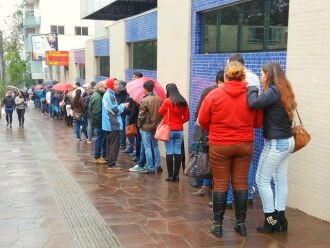 Fila em frente à agência da FGTAS/Sine se formou logo no início da manhã de sexta-feira