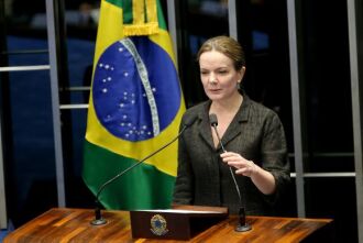 A senadora Gleisi Hoffmann disse que prisão de Paulo Bernardo foi inconsequente e ilegal, causando constrangimento