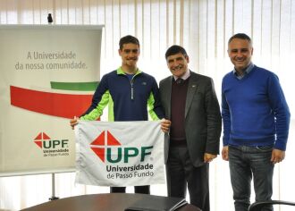 Triatleta, com o reitor e o executivo de marketing da UPF Cristiano Mielczarski 