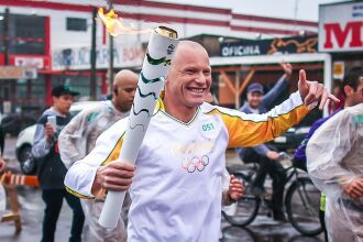 O último condutor da tocha no estado foi o surfista Rodrigo Pedra Dornelles, campeão gaúcho de surfe e o único gaúcho a fazer parte do WCT