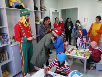 Crianças trocaram presentes para celebrar dia do amigo