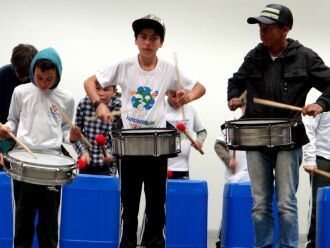 Alunos podem participar de diversas oficinas, como dança, capoeira e percussão