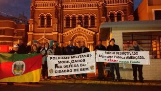 Manifestaão em frente à Catedral ocorre desde às 6h