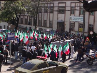 Manifestação aconteceu em frente à Coordenadoria Regional de Saúde Grupos de toda a região participaram do ato