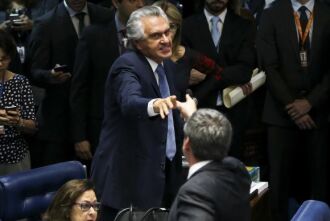 Os senadores Ronaldo Caiado e Lindbergh Farias discutem no primeiro dia da sessão de julgamento do impeachment da presidenta afastada Dilma Rousseff