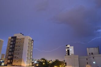 Semana pode iniciar com céu encoberto e condições favoráveis para pancadas de chuva, trovoadas e rajadas de vento de intensidade moderada