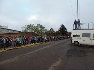 Trabalhadores fizeram assembleia pela manhã, logo que foram informados das demissões