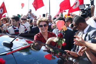 Ex-presidenta Dilma Rousseff recebe flores de militantes ao deixar o Palácio da Alvorada com destino à Base Aérea de onde embarcará em avião da FAB para Porto Alegre