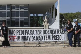 Do lado de fora do STF, entidades que cuidam de pacientes com doenças raras protestam pela distribuição gratuita de medicamentos que não estão na lista do Sistema ?snico de Saúde (SUS) e não têm registros na Anvisa