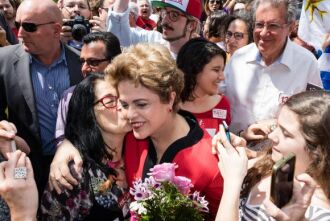 Dilma Rousseff chega para votar em escola de Porto Alegre. Depois, houve tumulto entre policiais e imprensa