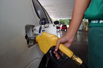 Com a diminuição de preços, nos postos de gasolina o diesel deverá cair em média 1,8% e a gasolina 1,4%, em ambos os casos uma queda de R$ 0,05 por litro