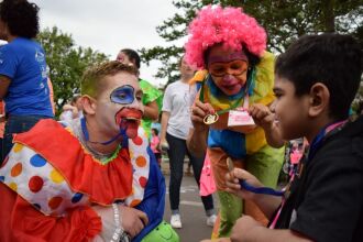 Crianças e adultos que participaram das provas receberam medalha de participação