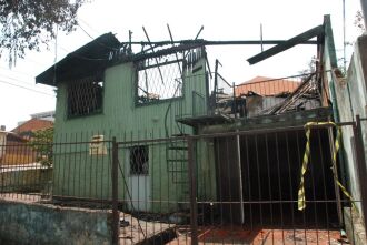 Os vizinhos tentaram abrir um buraco na parede com um machado para retirar a família de dentro da casa