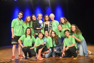 Troféus foram entregues pela atriz Marieta Severo - homenageada da 14ª edição do maior festival teatral escolar do Rio de Janeiro