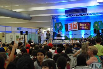 Centenas de alunos prestigiaram a apresentação dos ilustradores e escritores André e Elma Neves nesta segunda-feira (7)