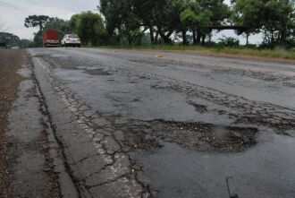 Rodovia é uma das mais movimentadas da região e sofre com a falta de reparos frequentes