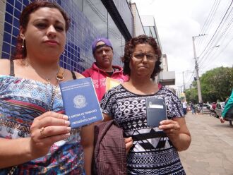 Mãe e filha em busca de emprego: Bruna (esq.) e Selma ficaram aproximadamente cinco horas na fila do EmpregaRS