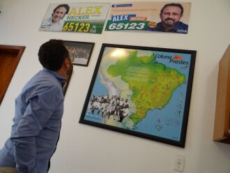 Em seu gabinete, uma parede com o mapa do caminho percorrido pela Coluna Prestes; uma foto do guerrilheiro argentino-cubano, Ernesto ?EURoeChe?EUR? Guevara, e cartazes de suas duas campanhas ?EUR" a de 2012 e de 2016