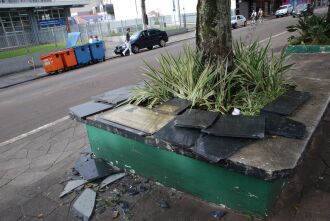 A placa fica no canteiro da Avenida Brasil, em frente ao Banrisul Crédito: 