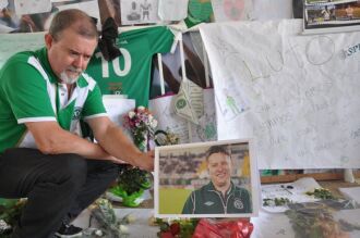 Escritor mostra emocionado imagem do amigo e presidente da Chape, Sandro Pallaoro