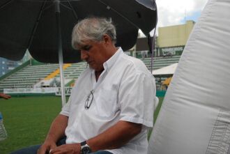 Osmar Machado, pai do zagueiro Filipe José, deu entrevista na beira do campo de onde o filho jogou no último ano.