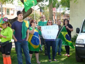 Manifestantes carregavam cartazes e bandeiras do Brasil