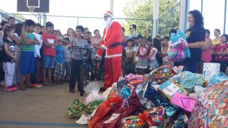 Campanha Papai Noel dos Correios inicia hoje a entrega dos presentes nas escolas selecionadas pelo projeto. Neste ano, cerca de 800 crianças serão beneficiadas