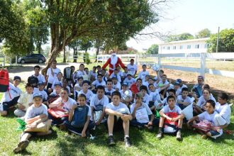 Na quinta-feira (15), os adolescentes atendidos pelo programa Bombeiro Mirim comemoraram o Natal