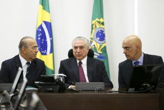 O ministro-chefe da Casa Civil, Eliseu Padilha, o presidente Michel Temer e o ministro da Justiça, Alexandre de Moraes, durante reunião de ministros e representantes do núcleo institucional para discutir a situação do sistema penitenciário do país