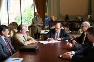 Prefeito Luciano e reitor da UPF presentes ao ato de assinatura