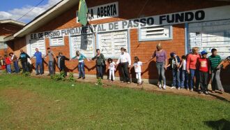 Em ato simbólico de 2013, alunos e professores abraçaram a escola para pedir pelo seu não fechamento