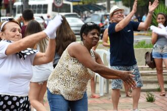 Idosos participaram de oficinas de dança e alongamento.