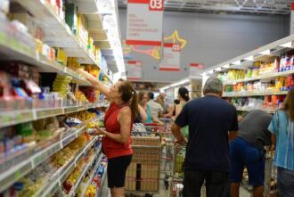 Em fevereiro, brasileiros gastaram menos para comprar alimentos