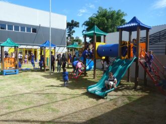 Ambientes foram pensados para serem integrados e oferecerem estímulos para as crianças por toda a escola