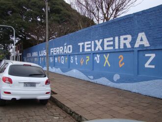 Problemas na rede elétrica e no telhado da escola permanecem Crédito: 