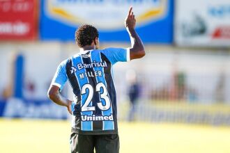 Miller Bolaños marcou o primeiro gol da partida aos 34 minutos do primeiro tempo