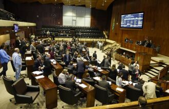 Dos quatro projetos do Executivo aprovados em Plenário, três tratam de contratações emergenciais para manter serviços na educação