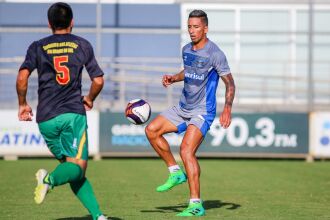 Lucas Barrios: três gols no jogo-treino